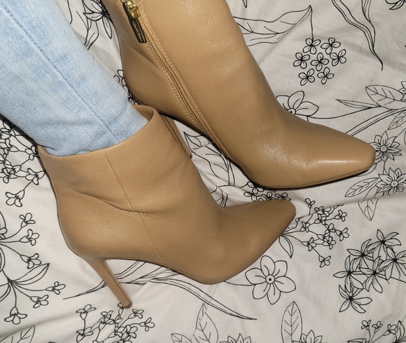 Vince Camuto Shoes - Vince Camuto Camel leather booties 6.5
